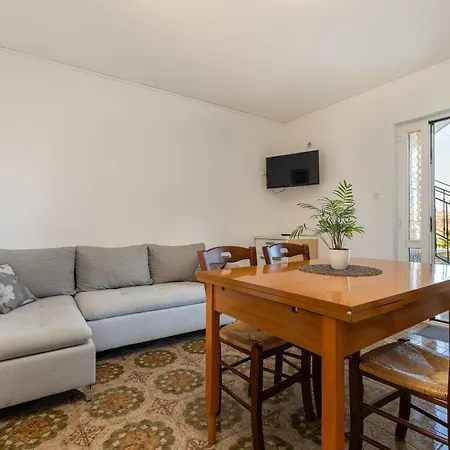 Апартаменты Lovely House Lindi In Пореч