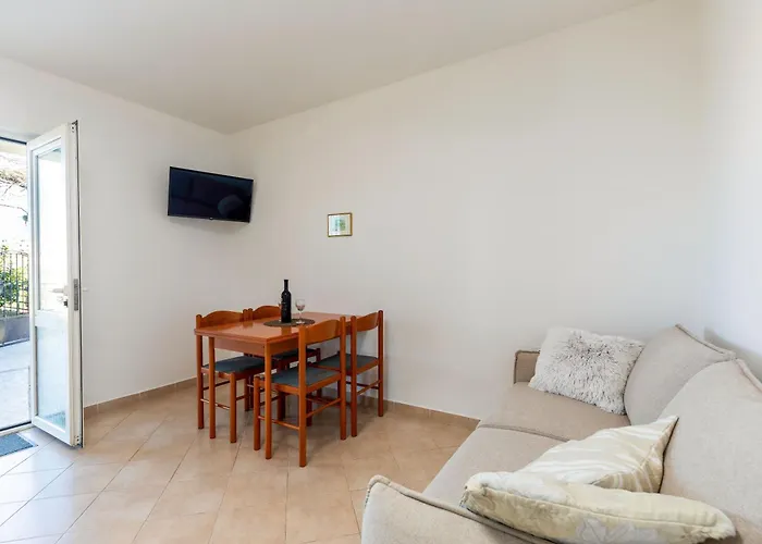 Apartment Lovely House Lindi In Poreč